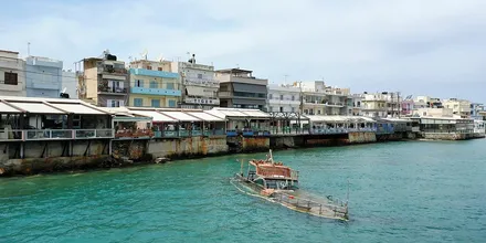 Nabrzeże z restauracjami w Hersonissos na Krecie